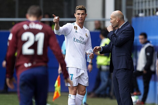EIBAR, SPAIN - MARCH 10:  coach Zinedine Zidane (R) of Real Madrid CF gives instructions to his player Cristiano Ronaldo (L) during the La Liga match between Eibar and Real Madrid at Estadio Municipal de Ipurua on March 10, 2018 in Eibar, .  (Photo by Juan Manuel Serrano Arce/Getty Images)