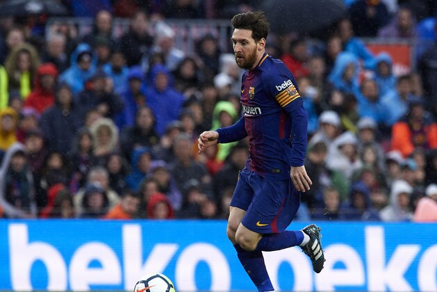 BARCELONA, SPAIN - MARCH 04:  Lionel Messi of Barcelona runs with the ball during the La Liga match between FC Barcelona and Atletico de Madrid at Camp Nou on March 4, 2018 in Barcelona, Spain.  (Photo by Quality Sport Images/Getty Images)