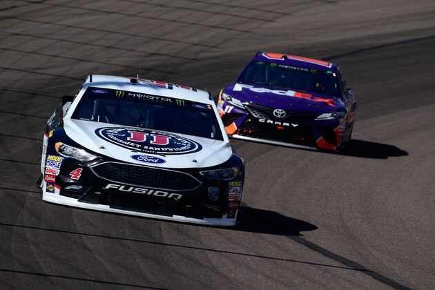 AVONDALE, AZ - MARCH 11: Kevin Harvick, driver of the #4 Jimmy John's Ford, leads Denny Hamlin, driver of the #11 FedEx Freight Toyota, during the Monster Energy NASCAR Cup Series TicketGuardian 500 at ISM Raceway on March 11, 2018 in Avondale, Arizona.  (Photo by Robert Laberge/Getty Images)