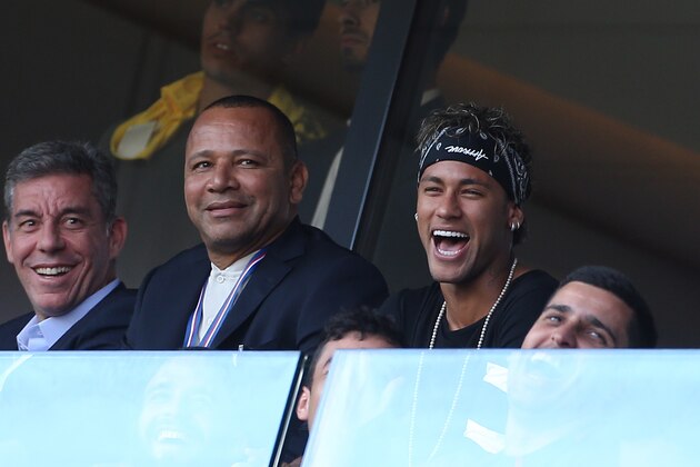 PARIS, FRANCE - AUGUST 5: Neymar Jr of PSG and his father Neymar da Silva Santos aka Neymar Sr (left) during the French Ligue 1 match between Paris Saint Germain (PSG) and Amiens SC at Parc des Princes on August 5, 2017 in Paris, . (Photo by Jean Catuffe/Getty Images)