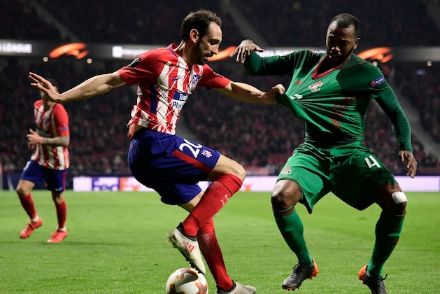 Atletico Madrid's Spanish defender Juanfran (L) vies with Lokomotiv Moscow's Portuguese midfielder Manuel Fernandes during the Europa League Round of 16 first leg football match between Club Atletico de Madrid and FC Lokomotiv Moscow at the Wanda Metropolitano stadium in Madrid on March 8, 2018. / AFP PHOTO / JAVIER SORIANO        (Photo credit should read JAVIER SORIANO/AFP/Getty Images)