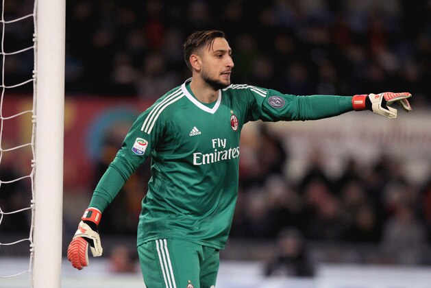ROME, ITALY - FEBRUARY 25:  AC Milan goalkeeper Gianluigi Donnarumma gestures during the serie A match between AS Roma and AC Milan at Stadio Olimpico on February 25, 2018 in Rome, Italy.  (Photo by Paolo Bruno/Getty Images)