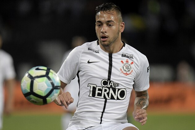 RIO DE JANEIRO, BRAZIL - OCTOBER 23: Maycon (C) of Corinthians in action during the match between Botafogo and Corinthians as part of Brasileirao Series A 2017 at Engenhao Stadium on October 23, 2017 in Rio de Janeiro, Brazil. (Photo by Alexandre Loureiro/Getty Images)