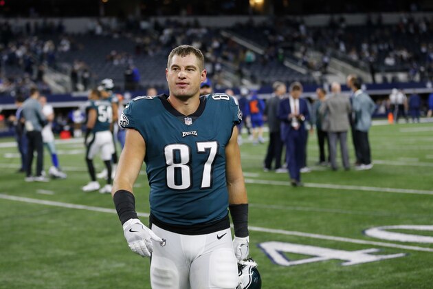 Philadelphia Eagles tight end Brent Celek walks off the field after an NFL football game against the Dallas Cowboys, Sunday, Nov. 19, 2017, in Arlington, Texas. (AP Photo/Roger Steinman)