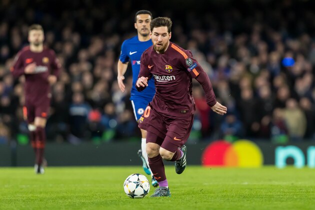 LONDON, ENGLAND - FEBRUARY 20: Lionel Messi of Barcelona controls the ball during the UEFA Champions League Round of 16 First Leg match between Chelsea FC and FC Barcelona at Stamford Bridge on February 20, 2018 in London, United Kingdom. (Photo by TF-Images/Getty Images)