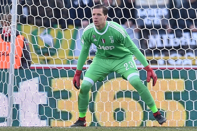 BOLOGNA, ITALY - DECEMBER 17: Wojciech Szczesny of Juventus FC in action during the Serie A match between Bologna FC and Juventus FC at Stadio Renato Dall'Ara on December 17, 2017 in Bologna, Italy.  (Photo by Giuseppe Bellini/Getty Images)