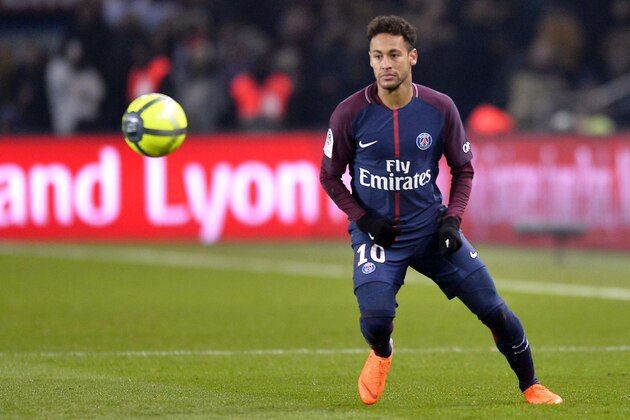 PARIS, FRANCE - FEBRUARY 25:  Neymar Jr of Paris Saint-Germain passes the ball during the Ligue 1 match between Paris Saint Germain and Olympique Marseille February 25, 2018 in Paris, France.  (Photo by Aurelien Meunier/Getty Images)