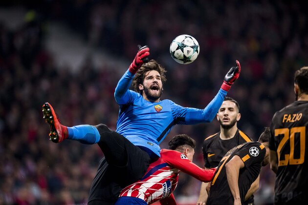 MADRID, SPAIN - NOVEMBER 22: A.S. Roma goal keeper Alisson Becker catching the ball during the UEFA Champions League 2017-18 match between Atletico de Madrid and AS Roma at Wanda Metropolitano on 22 November 2017 in Madrid, Spain. (Photo by Power Sport Images/Getty Images)