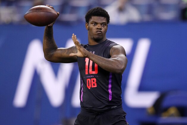 INDIANAPOLIS, IN - MARCH 03: Louisville quarterback Lamar Jackson throws during the NFL Combine at Lucas Oil Stadium on March 3, 2018 in Indianapolis, Indiana. (Photo by Joe Robbins/Getty Images)