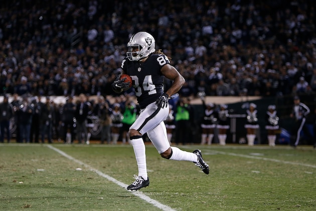 OAKLAND, CA - DECEMBER 17: Cordarrelle Patterson #84 of the Oakland Raiders returns a kick off against the Dallas Cowboys at Oakland-Alameda County Coliseum on December 17, 2017 in Oakland, California. (Photo by Lachlan Cunningham/Getty Images)