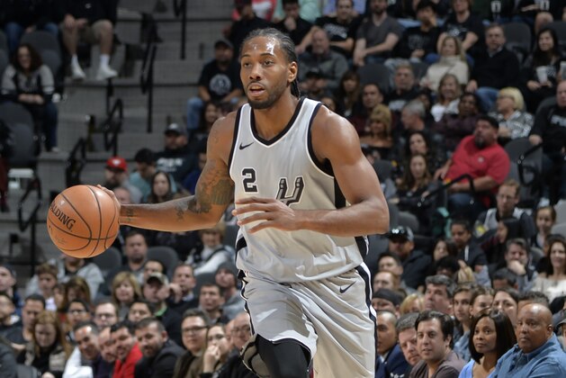 SAN ANTONIO, TX - JANUARY 13:  Kawhi Leonard #2 of the San Antonio Spurs handles the ball against the Denver Nuggets on January 13, 2018 at the AT&T Center in San Antonio, Texas. NOTE TO USER: User expressly acknowledges and agrees that, by downloading and or using this photograph, user is consenting to the terms and conditions of the Getty Images License Agreement. Mandatory Copyright Notice: Copyright 2018 NBAE (Photos by Mark Sobhani/NBAE via Getty Images)