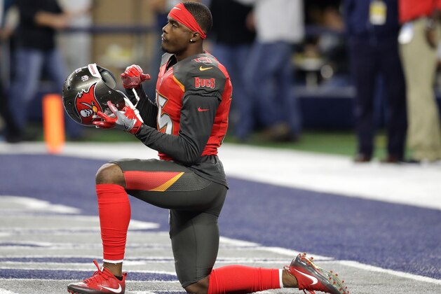 ARLINGTON, TX - DECEMBER 18:  Josh Huff #15 of the Tampa Bay Buccaneers warms up on the field prior to the game against the Dallas Cowboys at AT&T Stadium on December 18, 2016 in Arlington, Texas. (Photo by Ronald Martinez/Getty Images)