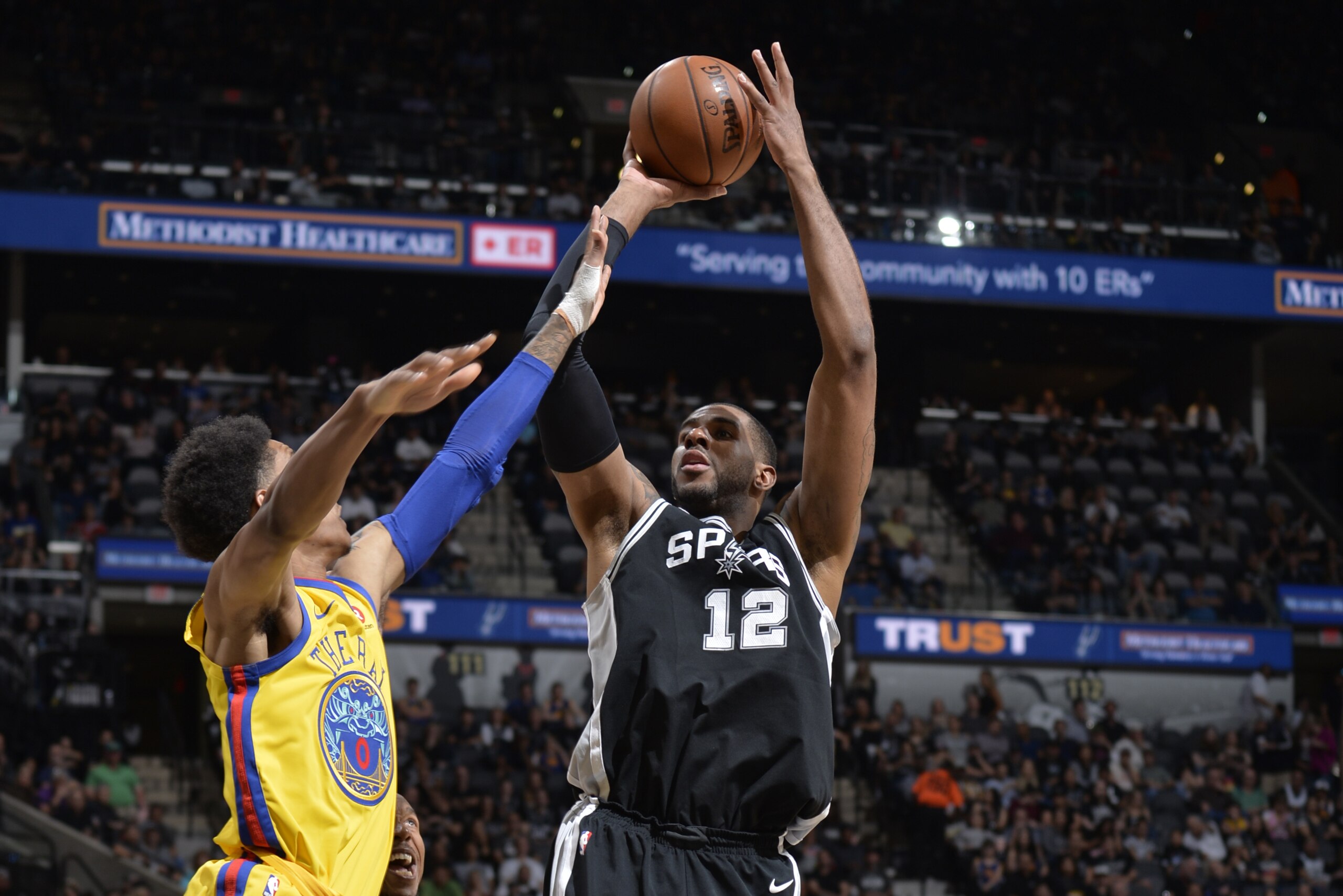 SAN ANTONIO, TX - MARCH 19:   LaMarcus Aldridge #12 of the San Antonio Spurs shoots the ball against the Golden State Warriors on March 19, 2018 at the AT&T Center in San Antonio, Texas. NOTE TO USER: User expressly acknowledges and agrees that, by downloading and or using this photograph, user is consenting to the terms and conditions of the Getty Images License Agreement. Mandatory Copyright Notice: Copyright 2018 NBAE (Photos by Mark Sobhani/NBAE via Getty Images)