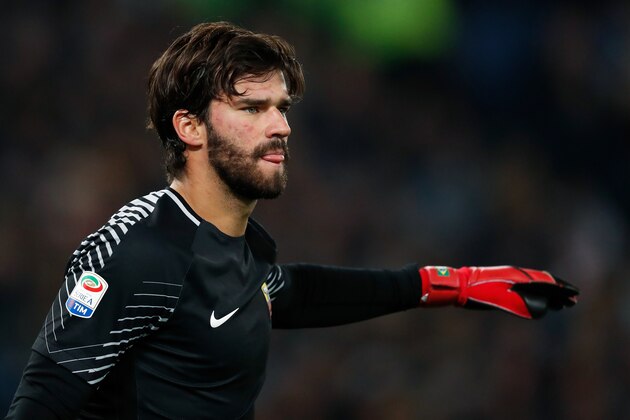 ROME, ITALY - NOVEMBER 18: Alisson Becker of AS Roma during the Italian Serie A   match between AS Roma v Lazio at the Stadio Olimpico on November 18, 2017 in Rome Italy (Photo by Aaron van Zandvoort/Soccrates/Getty Images)