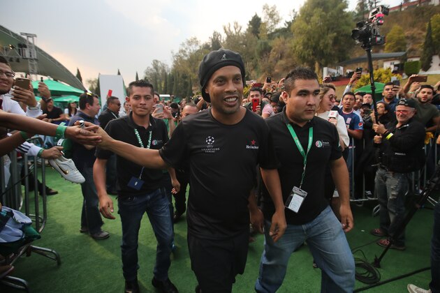 MEXICO CITY, MEXICO - MARCH 10: Ronaldinho greets fans during a match between Ronaldinho and Mexican football player as part of the UEFA Champions League Trophy Tour presented by Heineken on March 10, 2017 in Mexico City, Mexico. (Photo by Hector Vivas/Getty Images)
