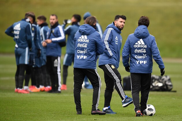 Argentina's forward Sergio Aguero (2R) participates in a team training session at the City Academy training complex in Manchester, north west England on March 21, 2018 ahead of their March 23 international friendly football match against Italy at the Ethiad Stadium. / AFP PHOTO / Oli SCARFF        (Photo credit should read OLI SCARFF/AFP/Getty Images)