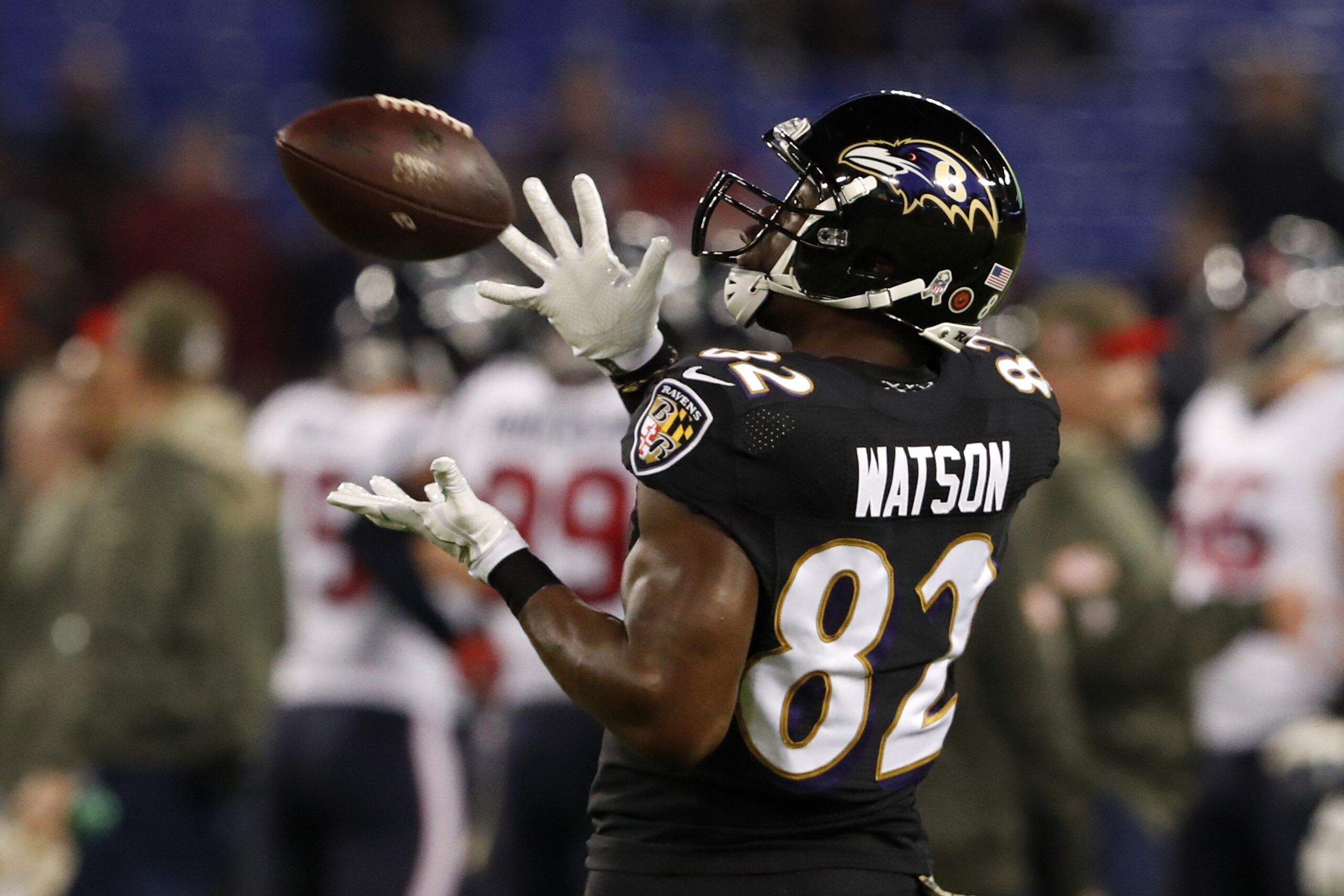 BALTIMORE, MD - NOVEMBER 27: Tight End Benjamin Watson #82 of the Baltimore Ravens catches the ball in warm ups prior to the game against the Houston Texans at M&T Bank Stadium on November 27, 2017 in Baltimore, Maryland. (Photo by Todd Olszewski/Getty Images)