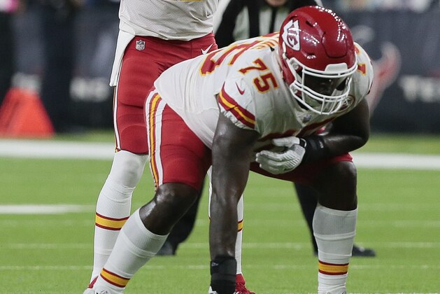 HOUSTON, TX - OCTOBER 08:  Alex Smith #11 of the Kansas City Chiefs changes the play behind Cameron Erving #75 against the Houston Texans at NRG Stadium on October 8, 2017 in Houston, Texas.  (Photo by Bob Levey/Getty Images)