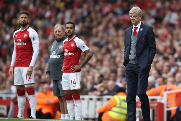 LONDON, ENGLAND - OCTOBER 01:  Arsene Wenger manager of Arsenal looks on as Olivier Giroud and Theo Walcott of Arsenal prepare to come on during the Premier League match between Arsenal and Brighton and Hove Albion at Emirates Stadium on October 1, 2017 in London, England.  (Photo by Julian Finney/Getty Images)
