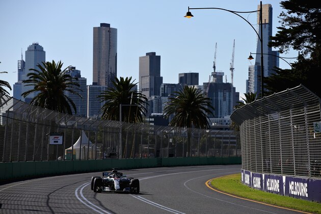 MELBOURNE, AUSTRALIA - MARCH 23: Lewis Hamilton of Great Britain driving the (44) Mercedes AMG Petronas F1 Team Mercedes WO9 on track during practice for the Australian Formula One Grand Prix at Albert Park on March 23, 2018 in Melbourne, Australia.  (Photo by Charles Coates/Getty Images)