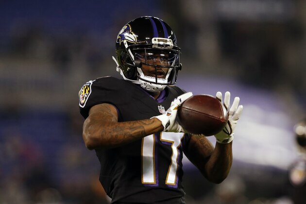 BALTIMORE, MD - NOVEMBER 27: Wide Receiver Mike Wallace #17 of the Baltimore Ravens catches the ball in warm ups prior to the game against the Houston Texans at M&T Bank Stadium on November 27, 2017 in Baltimore, Maryland. (Photo by Todd Olszewski/Getty Images)
