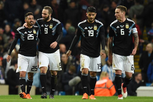 Argentina's midfielder Manuel Lanzini (L) celebrates with teammates after scoring their second goal during the International friendly football match between Argentina and Italy at the Etihad stadium in Manchester, north west England on March 23, 2018. / AFP PHOTO / Oli SCARFF        (Photo credit should read OLI SCARFF/AFP/Getty Images)