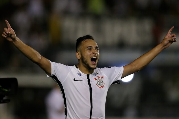 RIO DE JANEIRO, BRAZIL - JUNE 07:  Maycon of Corinthians celebrates a scored goal against Vasco during a match between Vasco and Corinthians as part of Brasileirao Series A 2017 at Sao Januario Stadium on June 07, 2017 in Rio de Janeiro, Brazil.  (Photo by Buda Mendes/Getty Images)