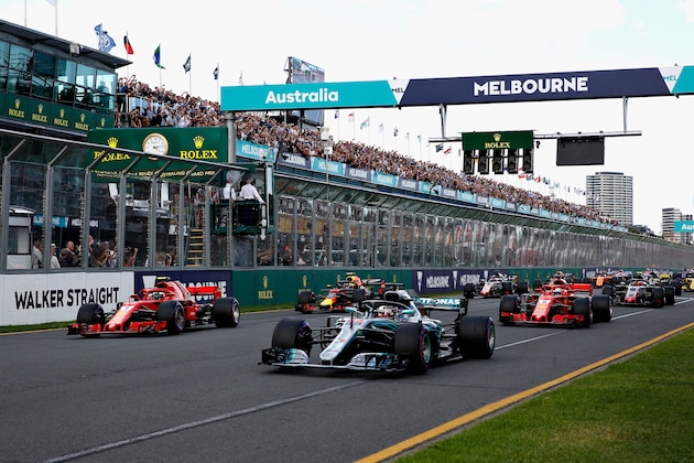 MELBOURNE, AUSTRALIA - MARCH 25: Lewis Hamilton of Great Britain driving the (44) Mercedes AMG Petronas F1 Team Mercedes WO9 leads Kimi Raikkonen of Finland driving the (7) Scuderia Ferrari SF71H and the rest of the field off the start line during the Australian Formula One Grand Prix at Albert Park on March 25, 2018 in Melbourne, Australia.  (Photo by Will Taylor-Medhurst/Getty Images)