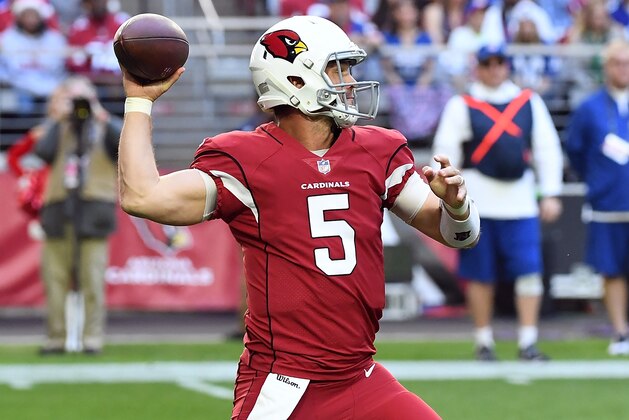 GLENDALE, AZ - DECEMBER 24:  Drew Stanton #5 of the Arizona Cardinals looks to throw the ball against the New York Giants at University of Phoenix Stadium on December 24, 2017 in Glendale, Arizona.  (Photo by Norm Hall/Getty Images)