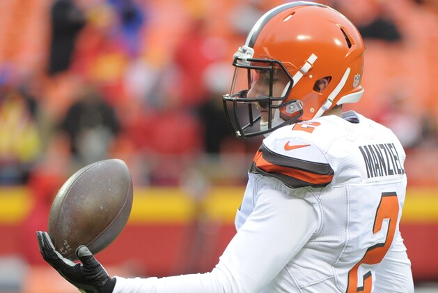 El quarterback Johnny Manziel, de los Browns de Cleveland, juega con el balón antes del duelo con los Chiefs en Kansas City, Missouri, el domingo 27 de diciembre de 2015. (AP Photo/Ed Zurga)