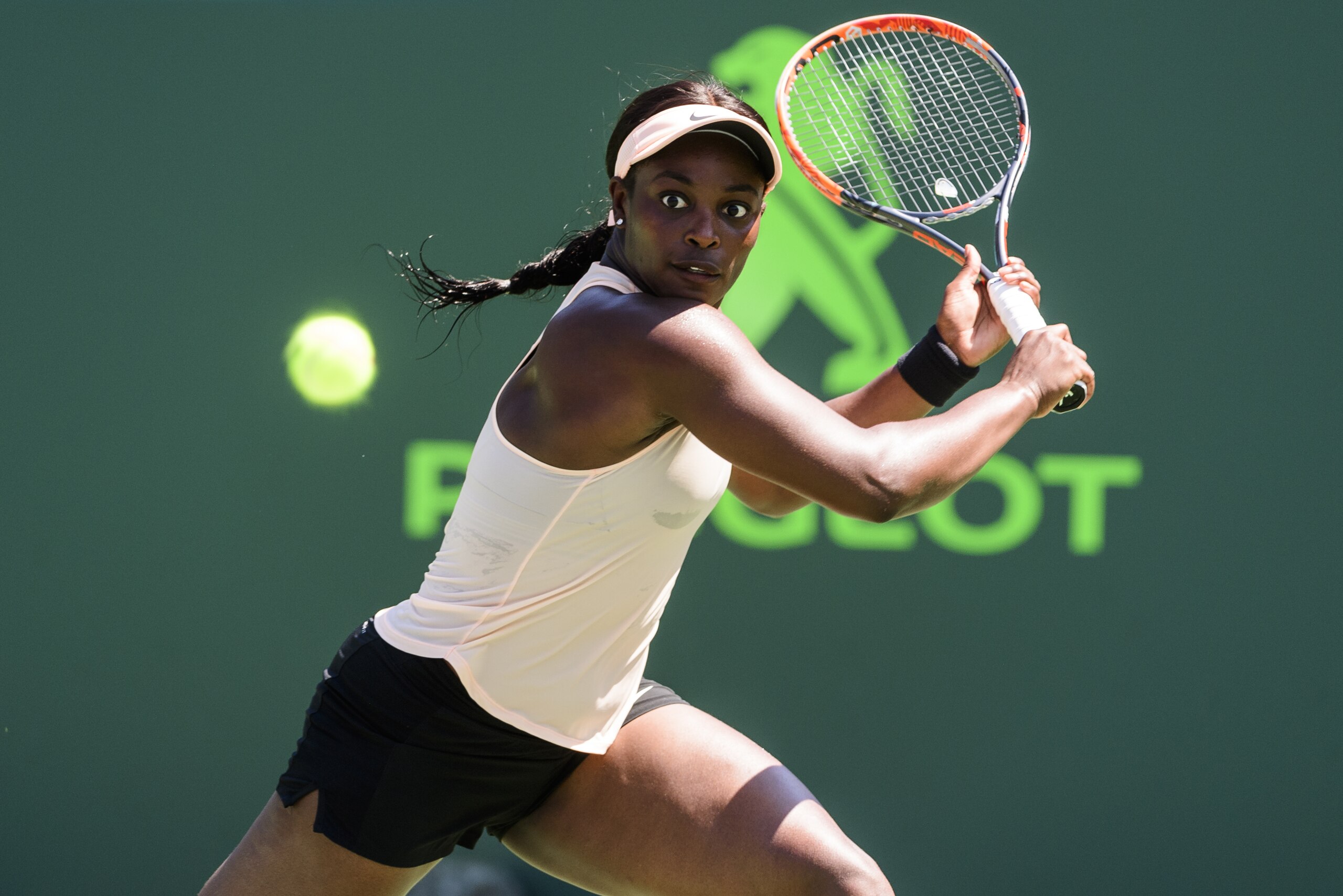 KEY BISCAYNE, FL - MARCH 26: Sloane Stephens of the USA hits a backhand against Garbine Muguruza of Spain during their match on Day 8 of the Miami Open Presented by Itau at Crandon Park Tennis Center on March 26, 2018 in Key Biscayne, Florida. (Phoagainst by Mike Frey/Getty Images)