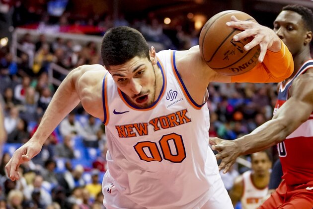 New York Knicks center Enes Kanter (00) fights to keep control as he dribbles in the first half of an NBA basketball game, Sunday, March 25, 2018, in Washington. (AP Photo/Andrew Harnik)
