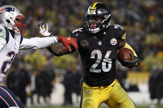 Pittsburgh Steelers running back Le'Veon Bell runs against the New England Patriots during an NFL football game at Heinz Field in Pittsburgh Sunday, Dec. 17, 2017. (Winslow Townson/AP Images for Panini)