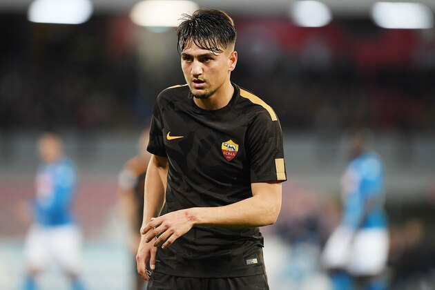 NAPLES, ITALY - MARCH 03: Cengiz Under of AS Roma in action during the serie A match between SSC Napoli and AS Roma - Serie A at Stadio San Paolo on March 3, 2018 in Naples, Italy.  (Photo by Francesco Pecoraro/Getty Images)