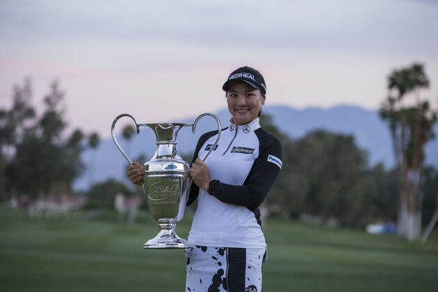 RANCHO MIRAGE, CA - APRIL 2: So Yeon Ryu of South Korea holds the trophy after defeating Lexi Thompson in a playoff to win the 2017 ANA Inspiration at Mission Hills Country Club on April 2, 2017 in Rancho Mirage, California. (Photo by Kelly Kline/Getty Images)