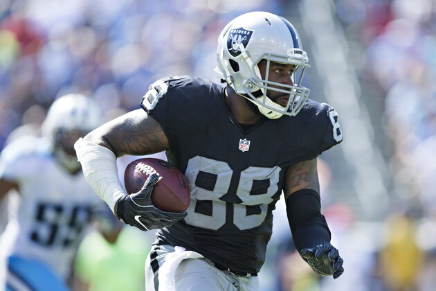 NASHVILLE, TN - SEPTEMBER 25:  Clive Walford #88 of the Oakland Raiders rushes the ball during a game against the Tennessee Titans at Nissan Stadium on September 25, 2016 in Nashville, Tennessee.  The Raiders defeated the Titans 17-10.  (Photo by Wesley Hitt/Getty Images)