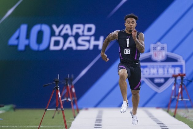 INDIANAPOLIS, IN - MARCH 05: Louisville defensive back Jaire Alexander (DB01) runs the 40 yard dash during the NFL Scouting Combine at Lucas Oil Stadium on March 5, 2018 in Indianapolis, Indiana. (Photo by Michael Hickey/Getty Images)