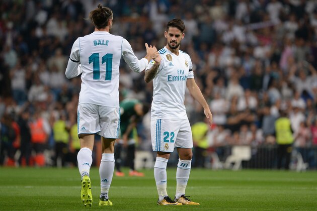 MADRID, SPAIN - SEPTEMBER 20:  Gareth Bale, #11 of Real Madrid and Isco, #22 of Real Madrid during the La Liga match between Real Madrid v Real Betis at Santiago Bernabeu on September 20, 2017 in Madrid, Spain. (Photo by Sonia Canada/Getty Images)