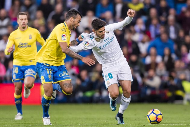 MADRID, SPAIN - NOVEMBER 05: Michel Macedo Rocha Machado of UD Las Palmas (L) fights for the ball with Marco Asensio Willemsen of Real Madrid (R) during the La Liga 2017-18 match between Real Madrid and UD Las Palmas at Estadio Santiago Bernabeu on November 05 2017 in Madrid, Spain. (Photo by Power Sport Images/Getty Images)