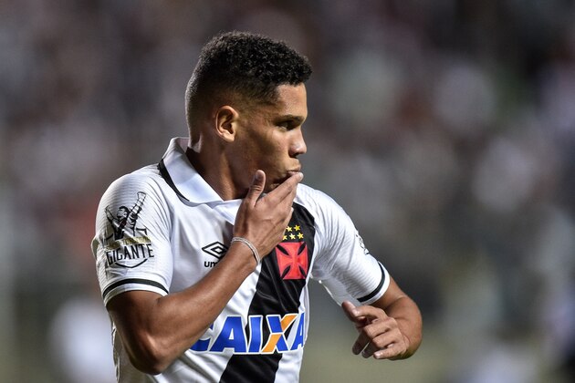 BELO HORIZONTE, BRAZIL - JULY 23: Paulinho #7 of Vasco da Gama celebrates a scored goal against Atletico MG during a match between Atletico MG and Vasco da Gama as part of Brasileirao Series A 2017 at Independencia stadium on July 23, 2017 in Belo Horizonte, Brazil. (Photo by Pedro Vilela/Getty Images)