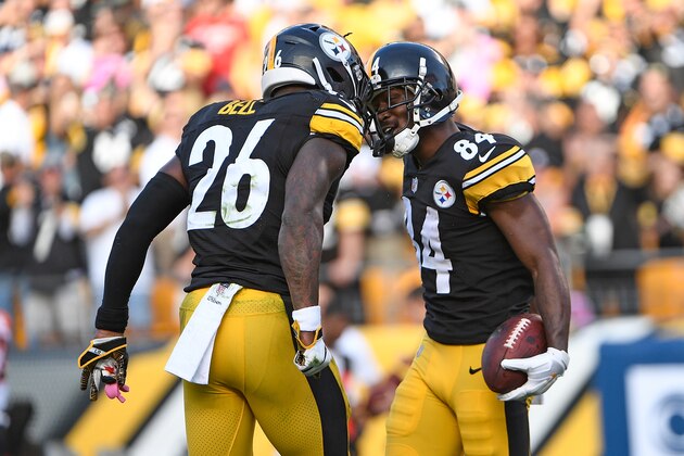 PITTSBURGH, PA - OCTOBER 22: Antonio Brown #84 of the Pittsburgh Steelers celebrates seven-yard touchdown reception with Le'Veon Bell #26 in the first quarter against the Cincinnati Bengals at Heinz Field on October 22, 2017 in Pittsburgh, Pennsylvania. (Photo by Justin Berl/Getty Images)