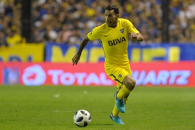 Boca Juniors's forward Carlos Tevez carries the ball during the Argentina First Division Superliga football match against Tigre at the Alberto J. Armando 'La Bombonera' stadium, in Buenos Aires, on March 10, 2018. / AFP PHOTO / JAVIER GONZALEZ TOLEDO        (Photo credit should read JAVIER GONZALEZ TOLEDO/AFP/Getty Images)