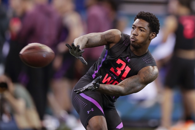 Alabama wide receiver Calvin Ridley runs a drill at the NFL football scouting combine in Indianapolis, Saturday, March 3, 2018. (AP Photo/Michael Conroy)