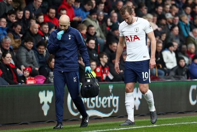 BOURNEMOUTH, ENGLAND - MARCH 11:  Harry Kane of Tottenham Hotspur walks to the bench with a member of the medical team during the Premier League match between AFC Bournemouth and Tottenham Hotspur at Vitality Stadium on March 11, 2018 in Bournemouth, England.  (Photo by Catherine Ivill/Getty Images)