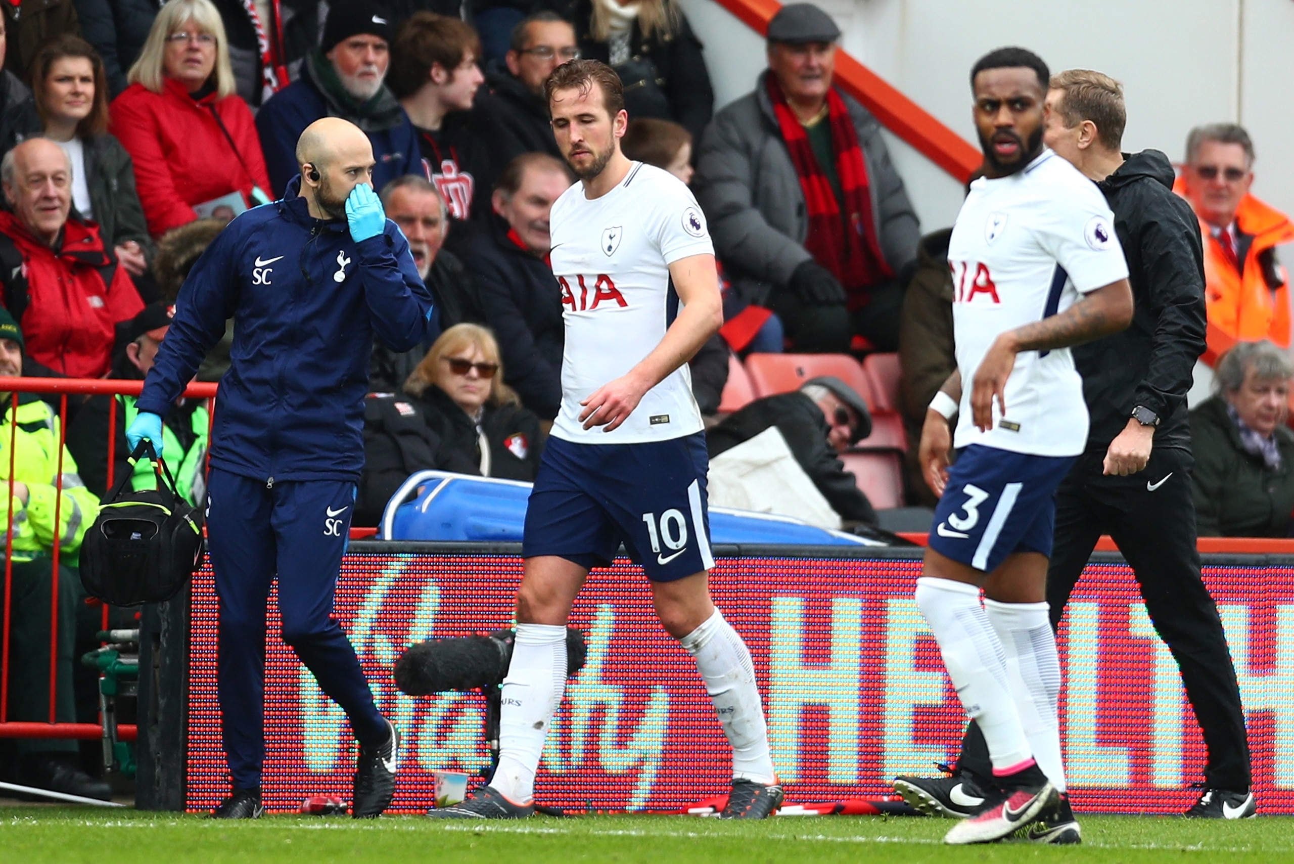 BOURNEMOUTH, ENGLAND - MARCH 11: Harry Kane of Tottenham Hotspur walks to the bench with a member of the medical team during the Premier League match between AFC Bournemouth and Tottenham Hotspur at Vitality Stadium on March 11, 2018 in Bournemouth, England. (Photo by Clive Rose/Getty Images) BOURNEMOUTH, ENGLAND - MARCH 11: Harry Kane of Tottenham Hotspur walks to the bench with a member of the medical team during the Premier League match between AFC Bournemouth and Tottenham Hotspur at Vitality Stadium on March 11, 2018 in Bournemouth, England. (Photo by Clive Rose/Getty Images)
