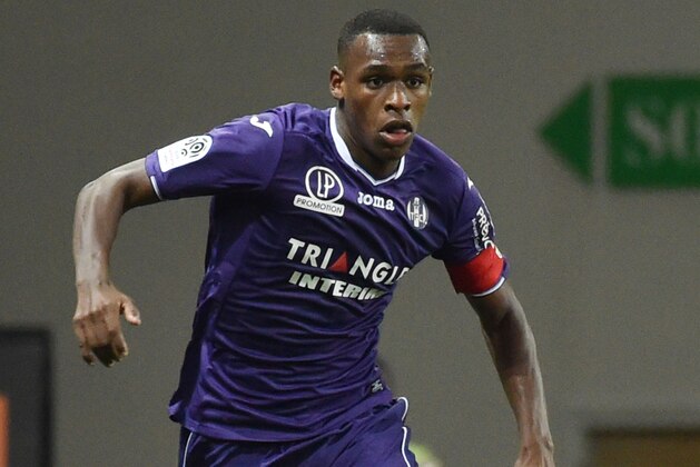 Toulouse's French defender Issa Diop controls the ball during the French L1 football match  Toulouse against Amiens October 14, 2017 at the Municipal Stadium in Toulouse, southern France.  / AFP PHOTO / PASCAL PAVANI        (Photo credit should read PASCAL PAVANI/AFP/Getty Images)