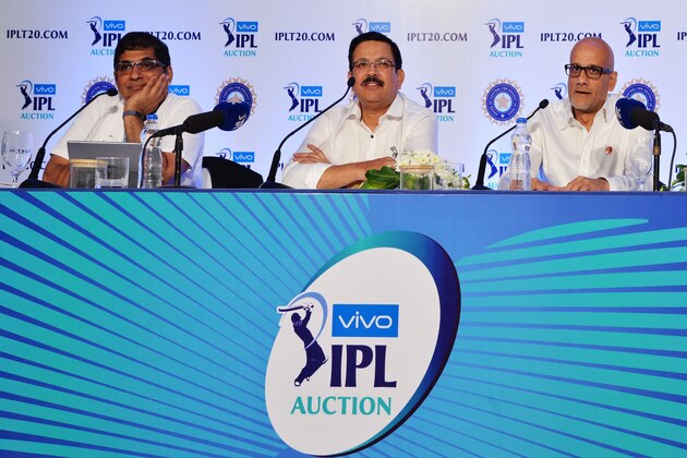 (L-R) Chairman RCB, Amrit Thomas, CEO of Kolkata Knight Riders (KKR) Venky Mysore and Delhi Dare Devils team CEO Hemant Dua address a press conference at the end of the 2nd day of IPL 2018 Player Auction, in Bangalore on January 28, 2018. / AFP PHOTO / MANJUNATH KIRAN        (Photo credit should read MANJUNATH KIRAN/AFP/Getty Images)