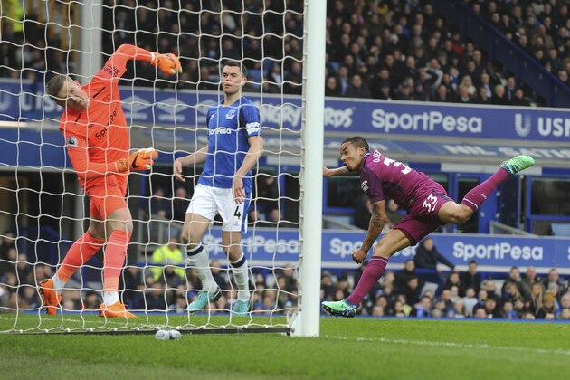 Manchester City's Gabriel Jesus, right, scores his side's second goal during the English Premier League soccer match between Everton and Manchester City at Goodison Park in Liverpool, England, Saturday, March 31, 2018. (AP Photo/Rui Vieira)