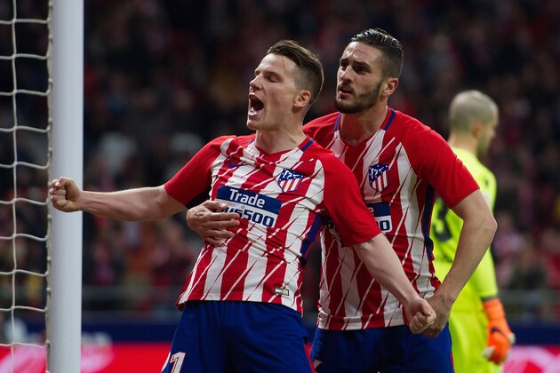 MADRID, SPAIN - APRIL 01: Kevin Gameiro (L) of Atletico de Madrid celebrates with Koke Resurreccion after scoring his teamÕs opening goal during the La Liga match between Atletico Madrid and Deportivo La Coruna at Wanda Metropolitano stadium on April 1, 2018 in Madrid, Spain. (Photo by Denis Doyle/Getty Images)