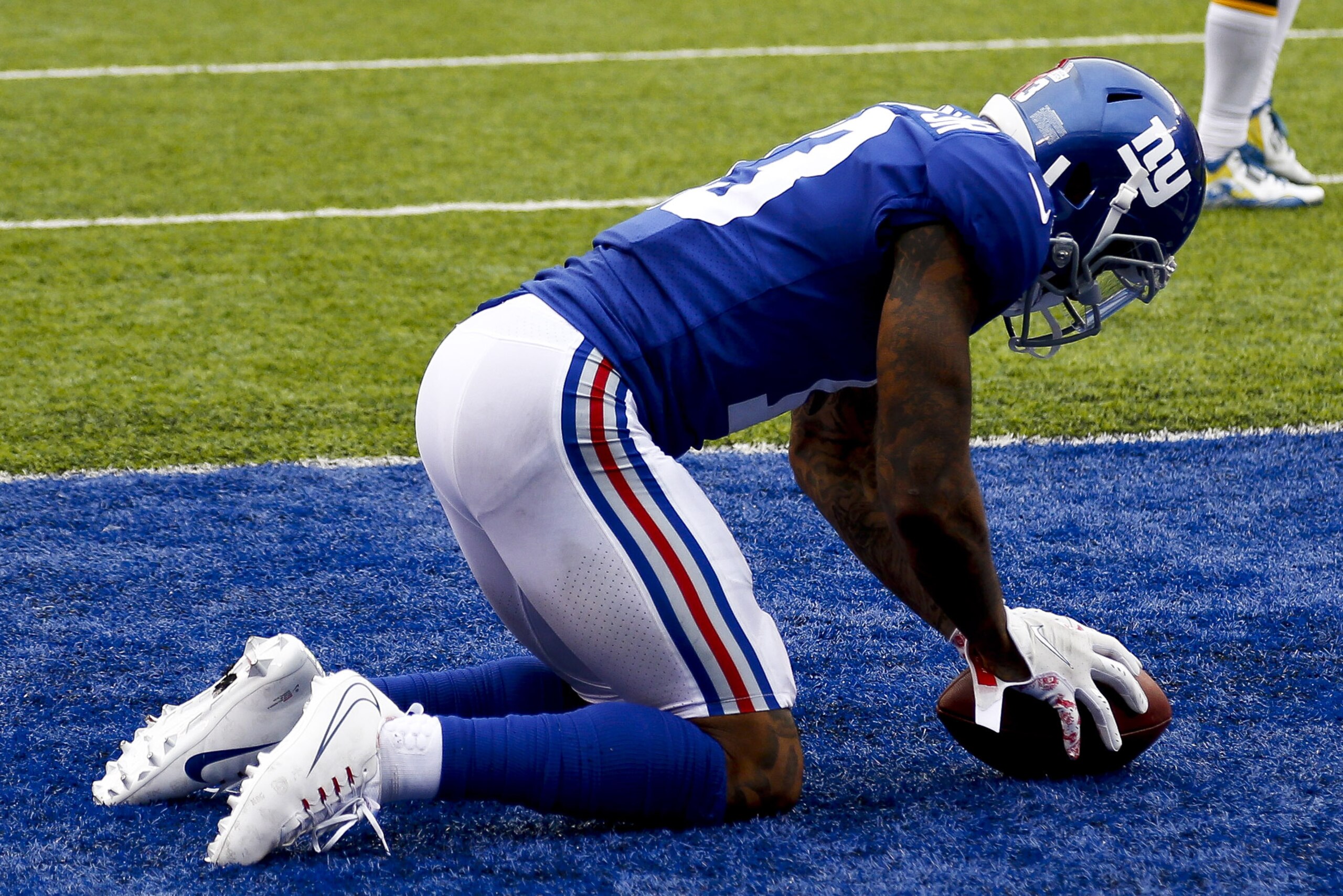 EAST RUTHERFORD, NJ - OCTOBER 08:  Odell Beckham #13 of the New York Giants pretends to administer CPR to the football while celebrating a touchdown during their game against Los Angeles Chargers at MetLife Stadium on October 8, 2017 in East Rutherford, New Jersey. (Photo by Jeff Zelevansky/Getty Images)